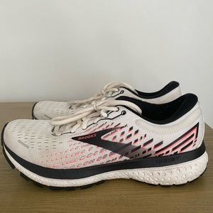 Brooks Womens 7.5 running shoe